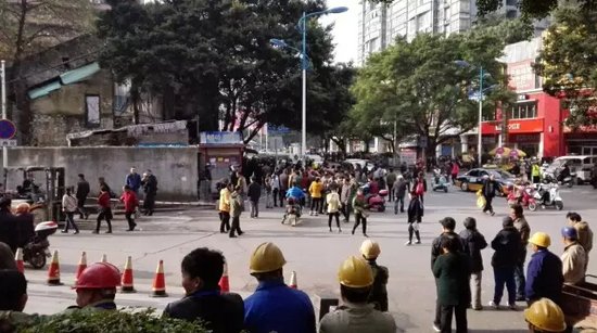 【评论】鱼峰路现拆迁闹剧，到底是民太刁还是官太恶？
